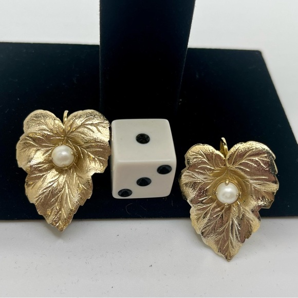 Sarah Coventry Vintage Gold Leaf Clip On Earrings. - Picture 8 of 8